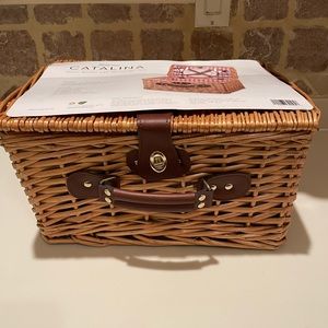 Catalina picnic basket Brand New  service for two